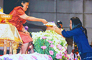 Asia Plantation Capital presents HRH Princess Maha Chakri Sirindhorn with a Fragrance Du Bois gift